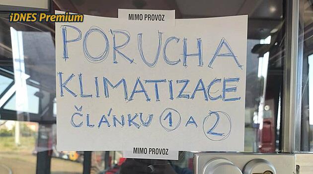 Klimatizace nejde. Řidiči tramvají řekli dost, po nadávkách od lidí vylepují cedule
