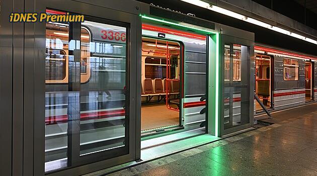 Skoky i pády pod metro jsou velmi časté. Pomohly by stěny, ty teď ale nelze nainstalovat