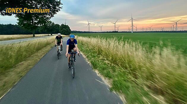 Žaludek se kroutí bolestí, polykám kusy ledu. Tropických 400 km na kole do Berlína