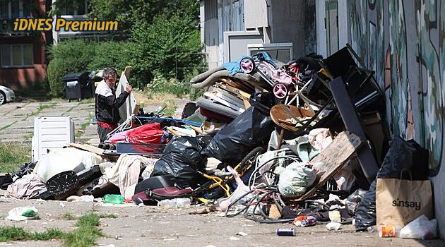Dům hrůzy v Ostravě končí. Začalo velké stěhování obyvatel problémové ubytovny