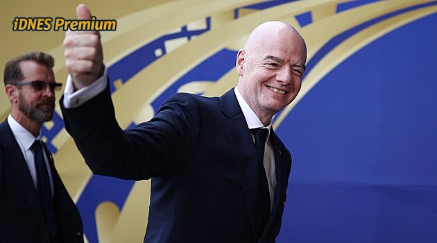 Jak se drolí fotbalové království. Ustojí Gianni Infantino největší krizi za deset let?