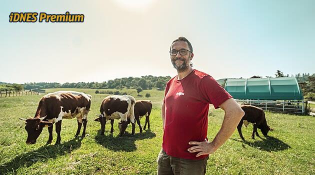 Farmářská škola, kde je student členem týmu. Místo v učebně se učí na poli