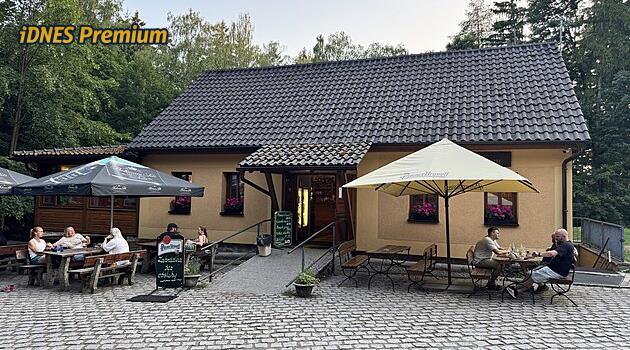 Yaz bar bahçelerinin testi: Bazı yerlerde normalin altında dönüyorlar, fiyatlar Prag dışında bile yükseldi