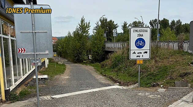 Musí se starat o les, ale nesmí k němu autem. Majitel doplatil na novou cyklostezku