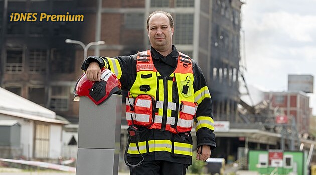 Jedno zařízení mohlo obřímu požáru zabránit, v budově ale nebylo, říká velitel hasičů
