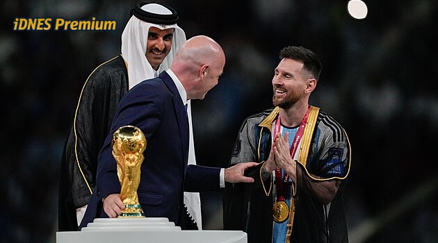 MS 2022: Messi v plášti a solící kuchař s trofejí. Nezapomenutelný katarský bizár