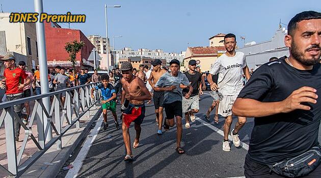 Marocká stráž nás pouštěla, tvrdí někteří migranti. Chceme žít v Evropě, říkají