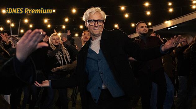 Kluci to vidí jinak než holky. Co spojuje nový Ondříčkův film a legendární Samotáře?