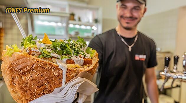 Těžkotonážní kebab přitahuje pozornost jako magnet, přidávají do něho smažený sýr