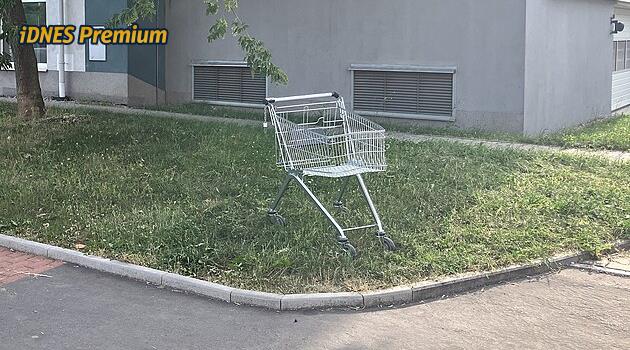 Obchodům mizí nákupní vozíky. Řetězce popisují, jak velké škody to působí