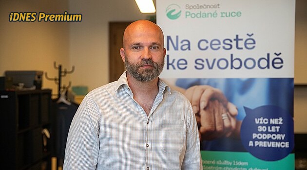 Zatímco rodič spí, děti se budí v jednu ráno, aby mohly hrát hry, upozorňuje expert