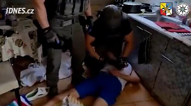 „Ruce! Na zem!“ Výhrůžky smrtí na streamu skončily nečekaným zákrokem zásahovky