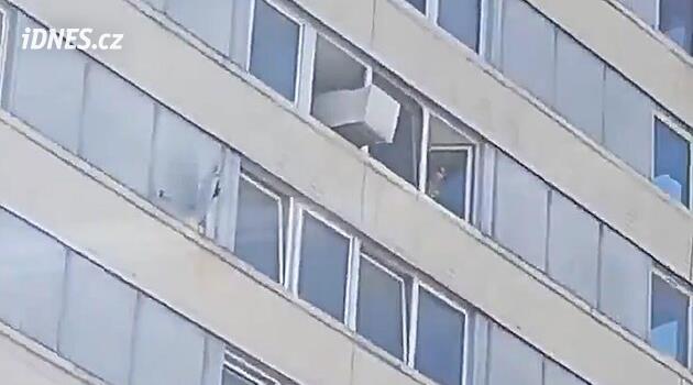 VIDEO: Stěhovákům se nechtělo po schodech, lednici vyhodili z 9. patra. Pak letěla i vana
