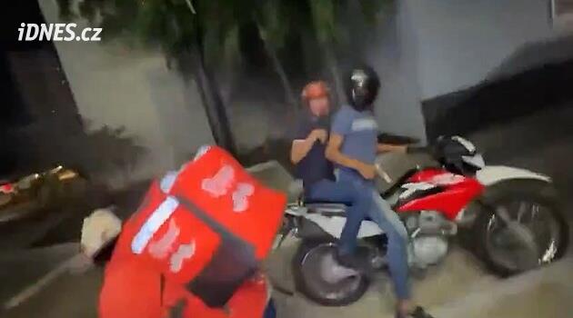 Přijeli k němu na motorce a... V Mexiku v přímém přenosu zastřelili influencera. Kvůli klobouku?