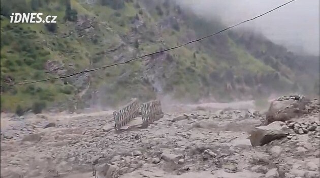 VIDEO: Stačilo několik sekund. Rozvodněná řeka v Indii strhla most
