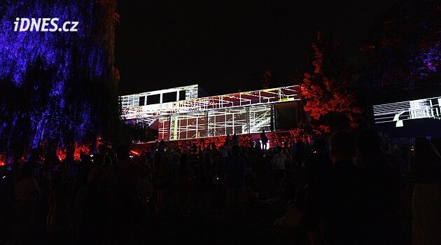 Magická podívaná u slavných brněnských vil. Fasády památek oživil videomapping