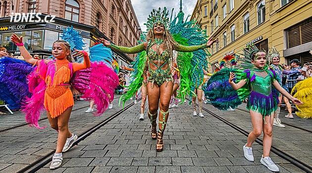 Kropiči a pak vlnící se tanečnice. Horké ulice Brna rozproudil karnevalový průvod
