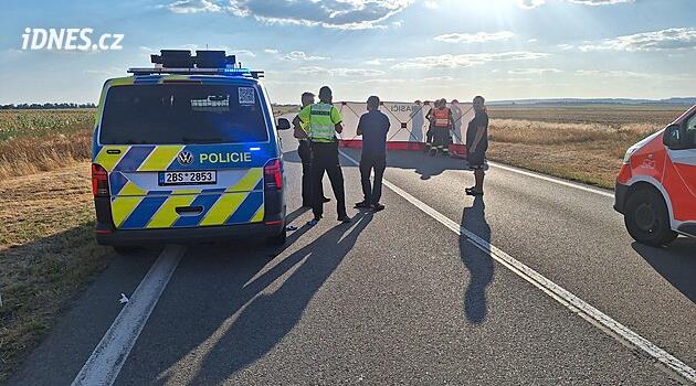 Tragická čelní srážka u Pohořelic. Dva lidé zemřeli, další čtyři se těžce zranili