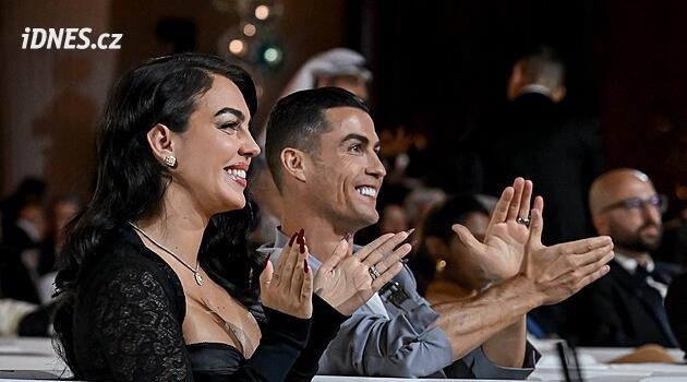 Smál se jim i Ronaldo. Na jeho údajnou svatbu čekaly před kostelem na Madeiře davy. Přijel však jiný pár