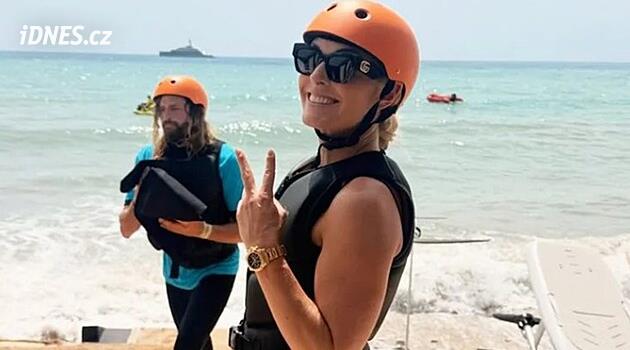 Červené bikiny, motorka i podepisování knih. Vonnová poslala fanouškům z dovolené akční vzkaz