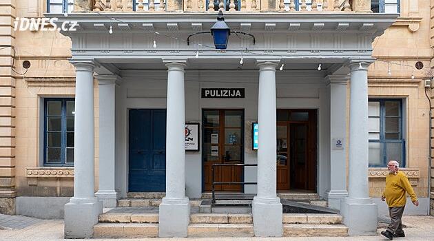 Čech byl na Maltě na balkoně nahý s dcerami. Natočili ho, musel před soud