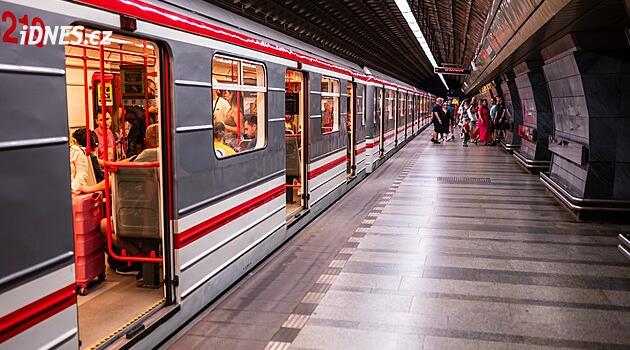 Kočárek pod metro sfoukl průvan, strojvedoucí neměl šanci srážce zabránit