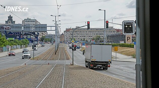 OBRAZEM: Po tramvajovém pásu, v nových pruzích. Podívejte se, kudy pojede tunelbus