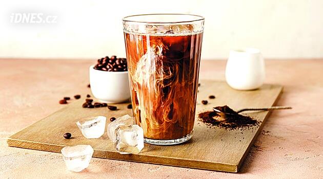 Naučte se přípravu cold brew coffee. Je šetrnější k žaludku a pomáhá rychleji spalovat tuky