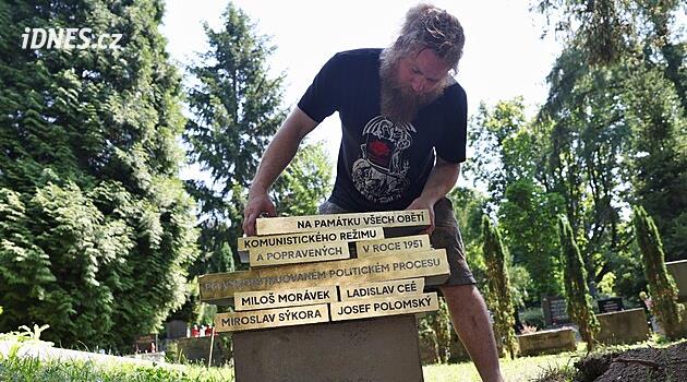 Pocta čtyřem odbojářům. V Ostravě vznikl pomník obětem komunistických poprav
