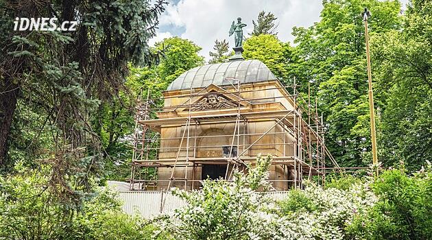 Hlučín opravuje unikátní mauzoleum. Poškodili ho sprejeři