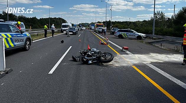 Motorkář po nehodě na D1 přeletěl do protisměru, kde se střetl s kamionem