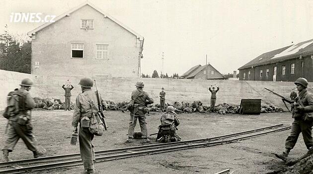 Američané spatřili hromady mrtvol a ztratili nervy. V Dachau postříleli esesáky