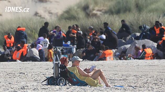 Migranti mění trasu. Turisté na plážích ve Francii sledují pokusy dostat se přes La Manche
