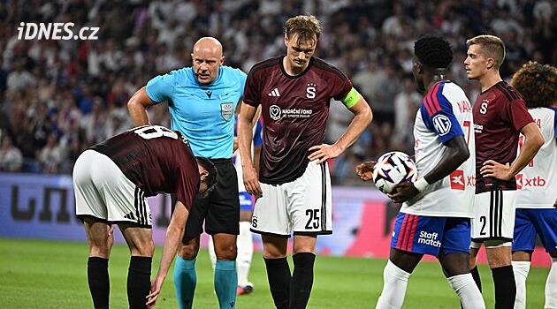 Červená nás položila, smutní Sparta. Sudí neměl na výběr, říká expert o Ševínském