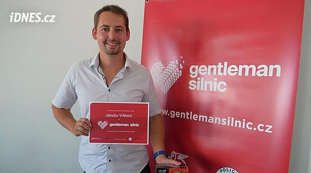 Gentleman silnic? Vytáhl řidičku z auta v rybníku