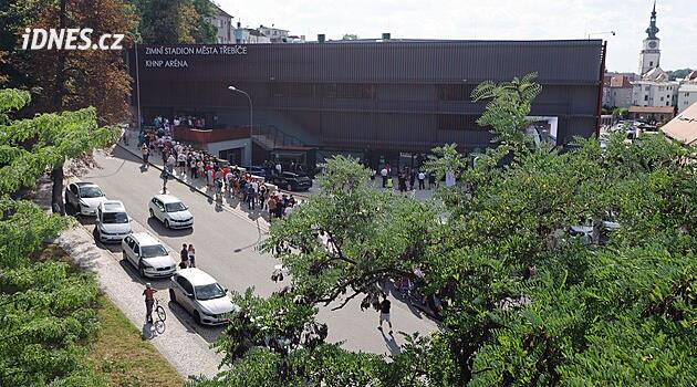 Vyprodaný třebíčský stadion tleskal hokejovým hvězdám