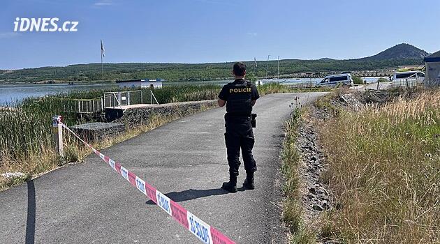 Policie mění strategii pátrání po zmizelém muži na jezeře Most