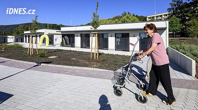 Moderní sociální péče. Lidem s Alzheimerem postavili v Litvínově dvojdomy