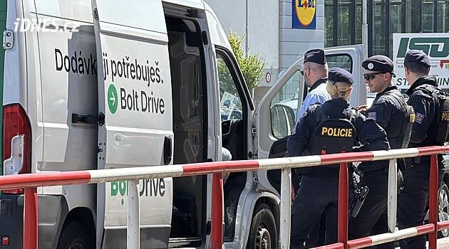 Dvojici mužů zadrželi policisté pro podezření z vloupání do skladovacích boxů