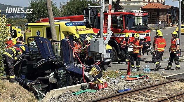 Dva senioři narazili do železničního přejezdu, jejich auto skončilo na boku