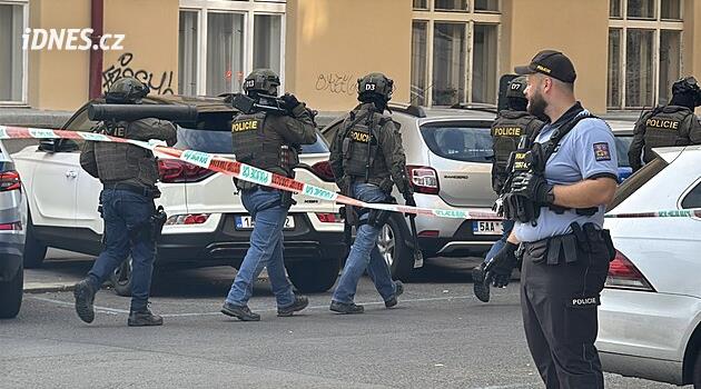 Manévry na Vinohradech. Psychicky nemocný muž zaměstnal desítky policistů