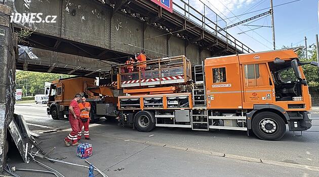 V části Prahy nejezdily tramvaje, nadměrný náklad v Nuslích poškodil vedení