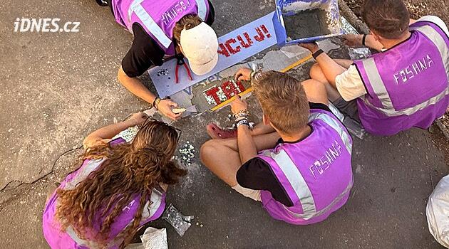 Streetartista chodníkovými mozaikami vyzdobil Brno. O svolení radši nežádám, říká