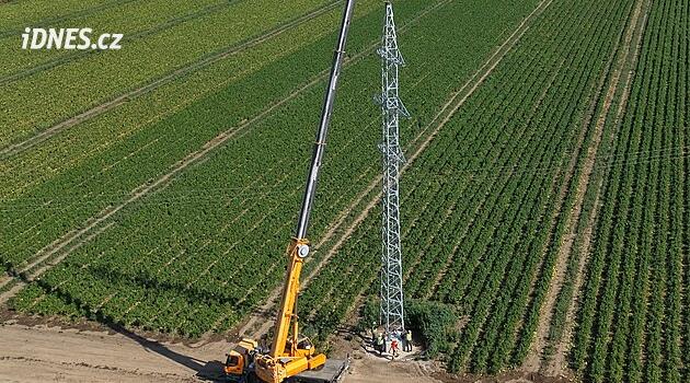 Jak se mění vedení vysokého napětí? Energetici ukázali jeho přestavbu na Znojemsku