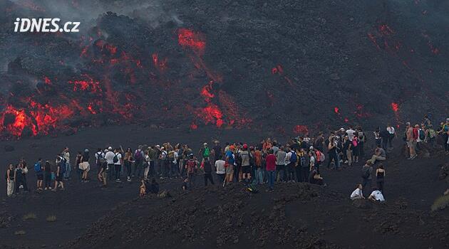 Etna chrlí lávu a láká davy. Turisté se k sopce vydávají i v žabkách