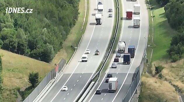Kamiony na D1 brzdily dopravu pomalým předjížděním. Policie ukázala záběry z dronu