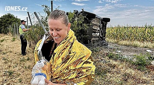 Jako jediná zastavila u vážné nehody. Ač žena mávala, další řidiči na pomoc nepřišli