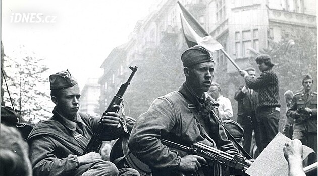 O invazi do Československa z roku 1968 lžou i někteří politici