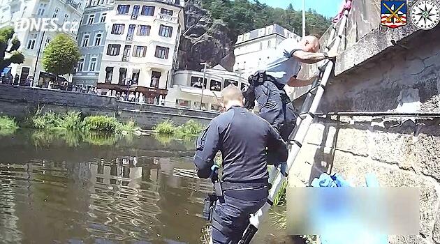 Cyklista u Puppu spadl z výšky do koryta Teplé, kde nyní teče jen minimum vody