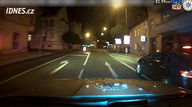 Babičce ukradl peníze i auto, při honičce s policií se řítil obcí stočtyřicítkou
